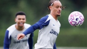 英媒谈西蒙斯首训：自信指挥、技术精湛，已展现机会创造者的才能